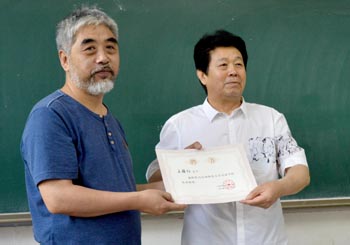 emc易倍赵廷仁经理为王国柱先生颁发客座教授聘书