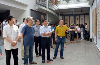 郝勇东副董事长观看展览