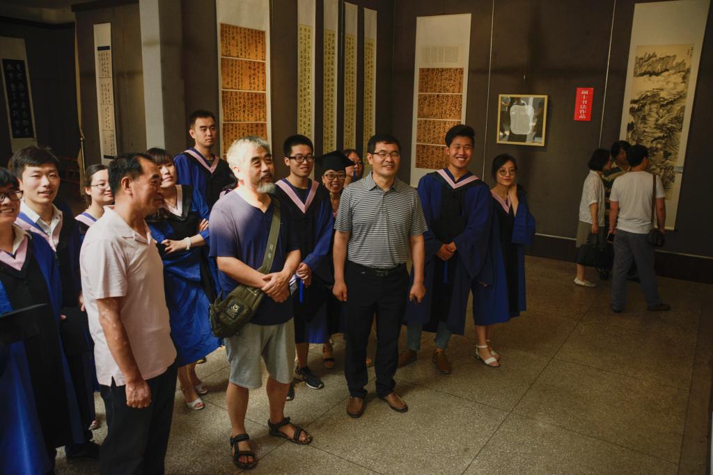 3、6月20日开展当天院领导与同学们一同观看展览