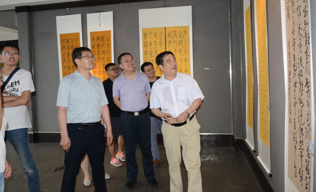 1、卫建国董事长观看2016届书法硕士本科毕业生作品展