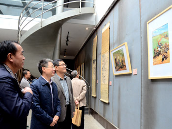 公司党委副书记薛耀文观看书画展