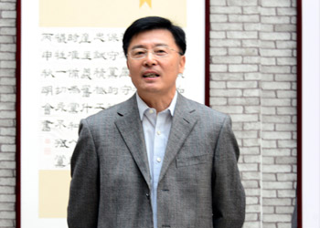 公司党委书记符惠明宣布展览开展