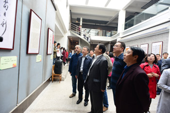校领导观看展览(二)