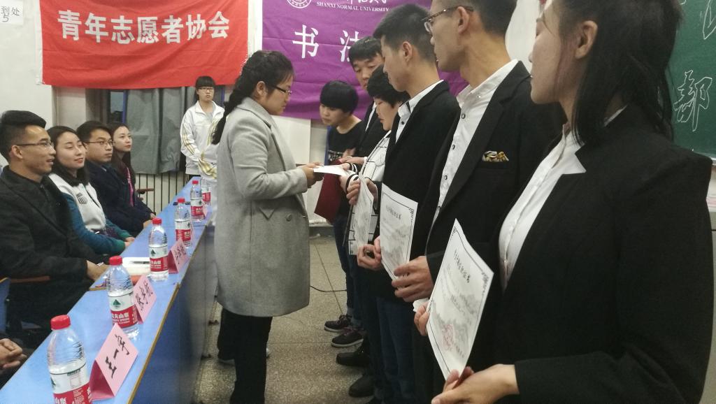 院团委负责人宁译锐老师为新任团学干部颁发任用证书