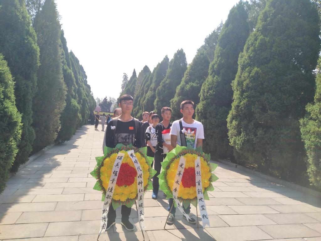 同学们排队整齐进入烈士陵园