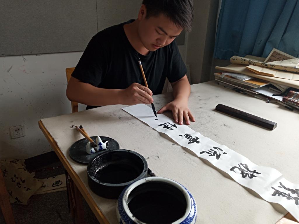 公司员工为革命先烈书写挽联